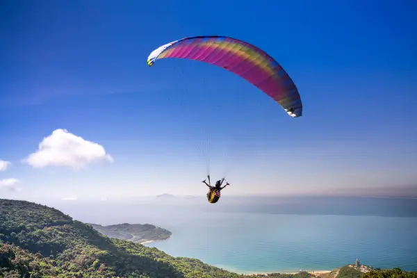 Os 10 Destinos de Parapente que Todo Aventureiro Deve Conhecer