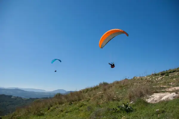 Navegando pelo Céu com Segurança: Estratégias para Evitar Colisões em Parapente