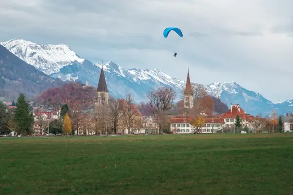 Voando Alto: Conheça os 10 Destinos de Parapente Mais Famosos do Mundo