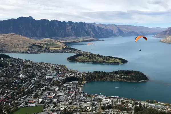 Parapente em Queenstown, Nova Zelândia: Uma Aventura Inesquecível nos Céus do Sul