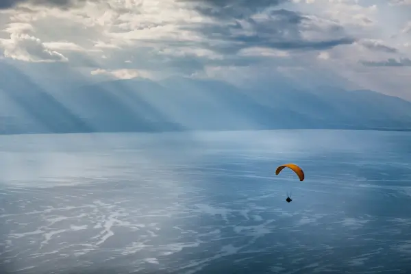 Parapente nos Balcãs: Beleza Natural e Adrenalina Pura