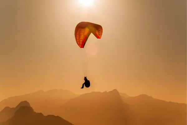 Voe Sobre as Pirâmides: Uma Experiência Única de Parapente no Egito